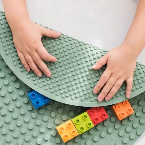 Wendbare Bausteinmatte PlayTray aus Silikon, zweiseitig für grosse und feinere Bausteine. Rollbar, spülmaschinenfest, geeignet ab 18 Monaten.