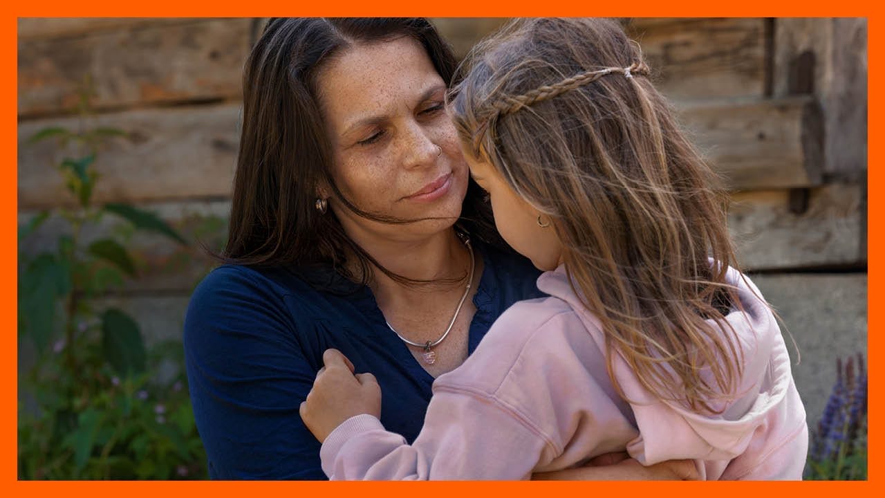 Nadja, Mutter von vier Kindern, umarmt ihre Tochter – Szene aus dem Film KREBSMAMA der Krebsliga