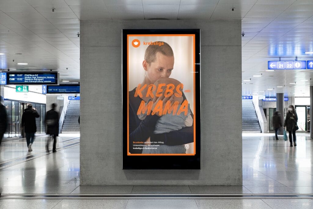 Plakat KREBSMAMA mit Céline und ihrer Tochter im Bahnhof