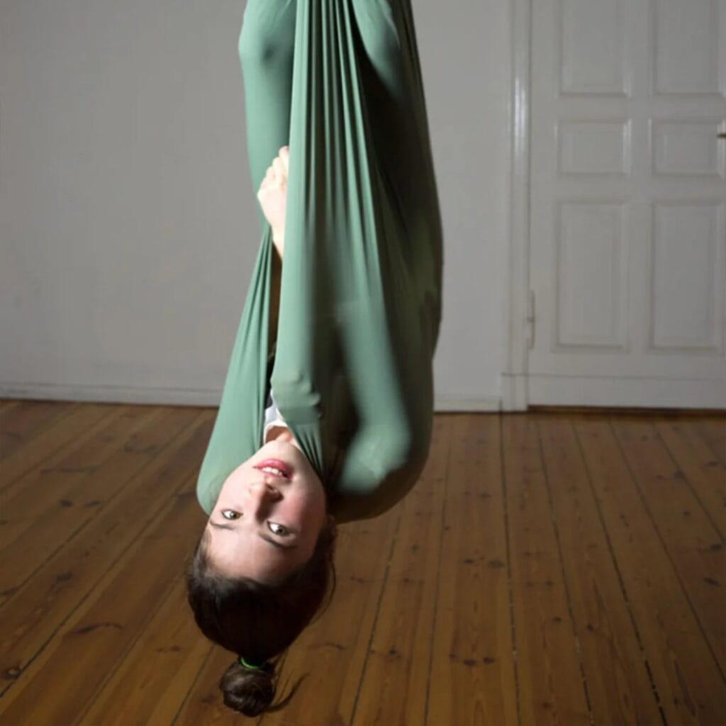 Grosses Schaukeltuch zum Aufhängen: elastisches Erlebnistuch für Schaukeln, Kuscheln und Aerial Yoga. Aus recyceltem Polyamid, Oeko-Tex, made in Germany.
