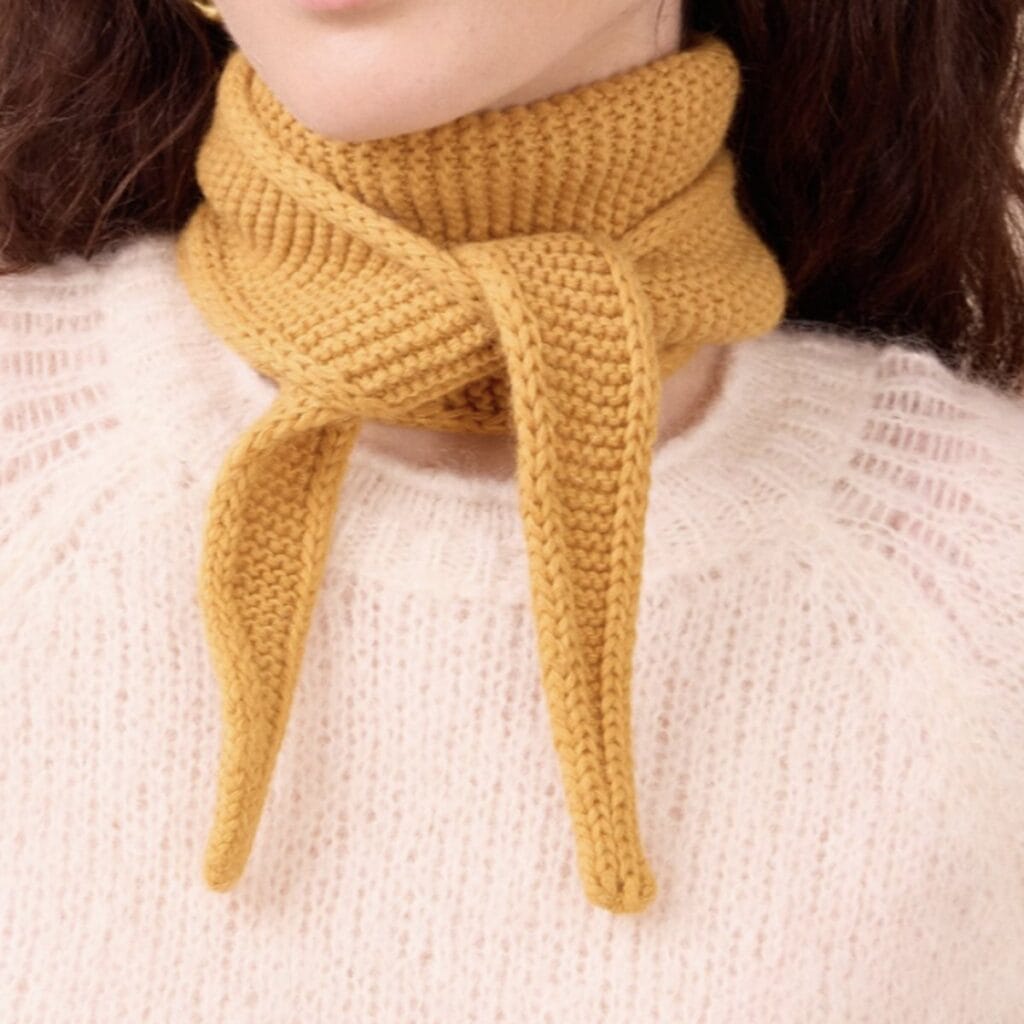 Der Sophie Scarf von Calie Paris: weiches Dreieckstuch aus Kaschmir, Merino & Viskose, in 6 Farben – ganzjährig tragbar. Jetzt entdecken bei mal ehrlich.