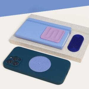 Slabs sind Fidget-Sticker aus Silikon für Handy, Laptop oder Trinkflasche: diskret streichen statt klicken. Jede Farbe einzeln erhältlich.