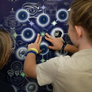 Ein Adventskalender mit 25 Hörspielen und Rätseln auf Schweizerdeutsch. Für Kinder von 5–9 Jahren, die dem Licht durch die eigene Wohnung folgen.