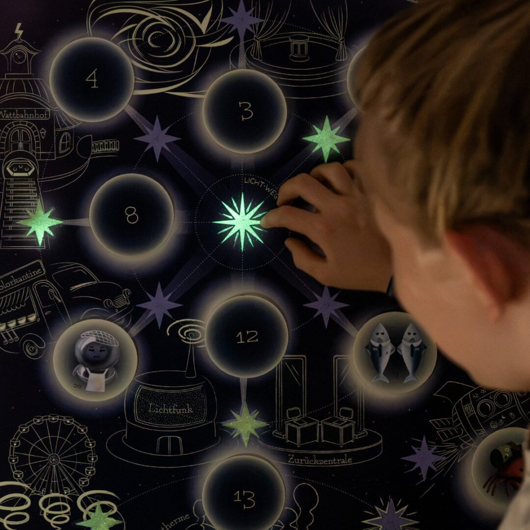 Ein Adventskalender mit 25 Hörspielen und Rätseln auf Schweizerdeutsch. Für Kinder von 5–9 Jahren, die dem Licht durch die eigene Wohnung folgen.