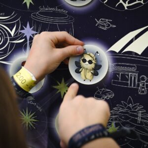Ein Adventskalender mit 25 Hörspielen und Rätseln auf Schweizerdeutsch. Für Kinder von 5–9 Jahren, die dem Licht durch die eigene Wohnung folgen.