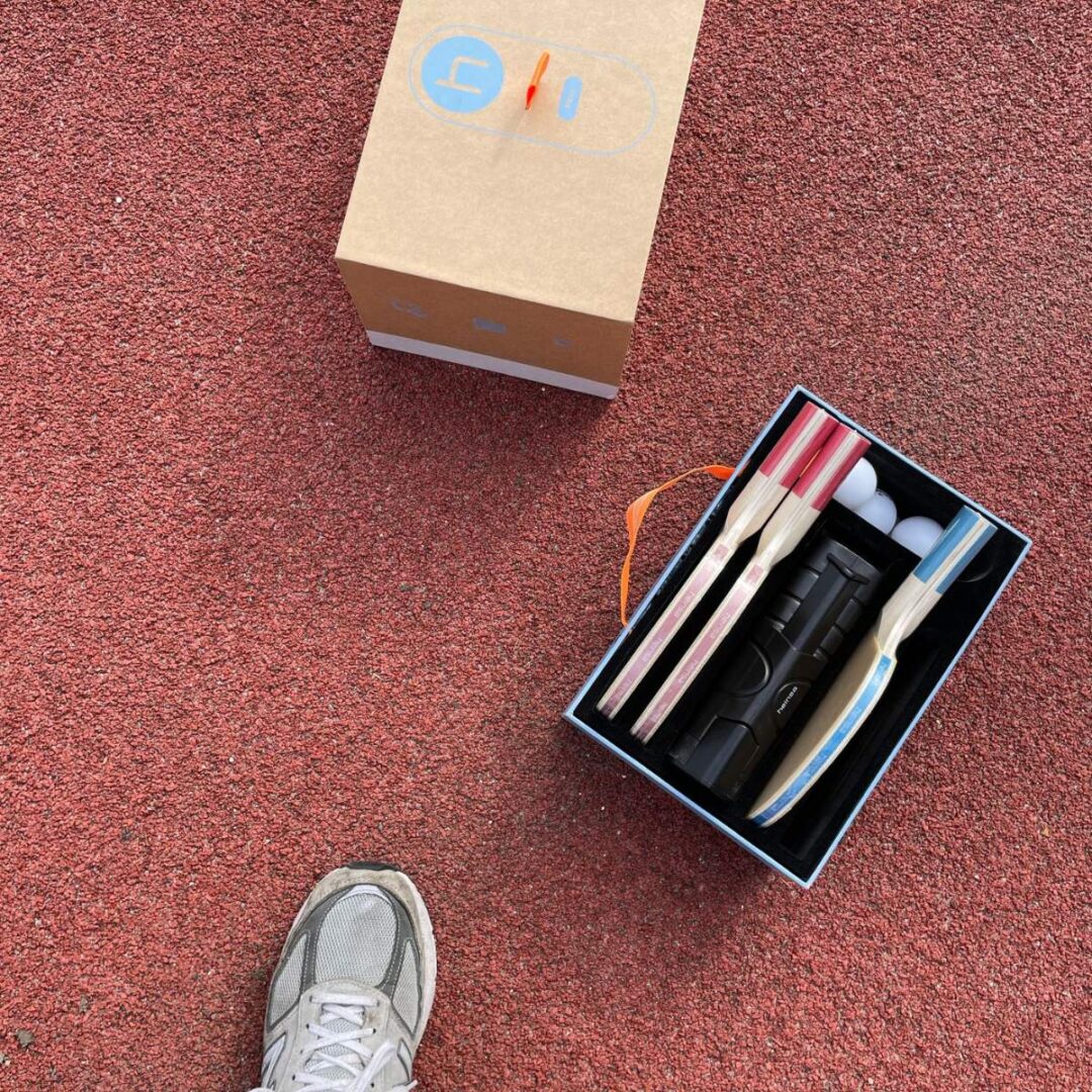 Tischtennis-Set mit 4 Schlägern, mobilem Netz und 8 Bällen in einer Box mit Griff. Macht aus jedem Tisch eine Pingpong-Platte – für die ganze Familie.