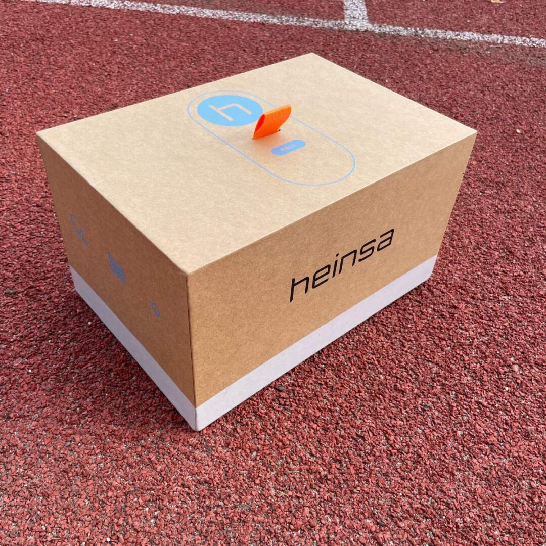 Tischtennis-Set mit 4 Schlägern, mobilem Netz und 8 Bällen in einer Box mit Griff. Macht aus jedem Tisch eine Pingpong-Platte – für die ganze Familie.