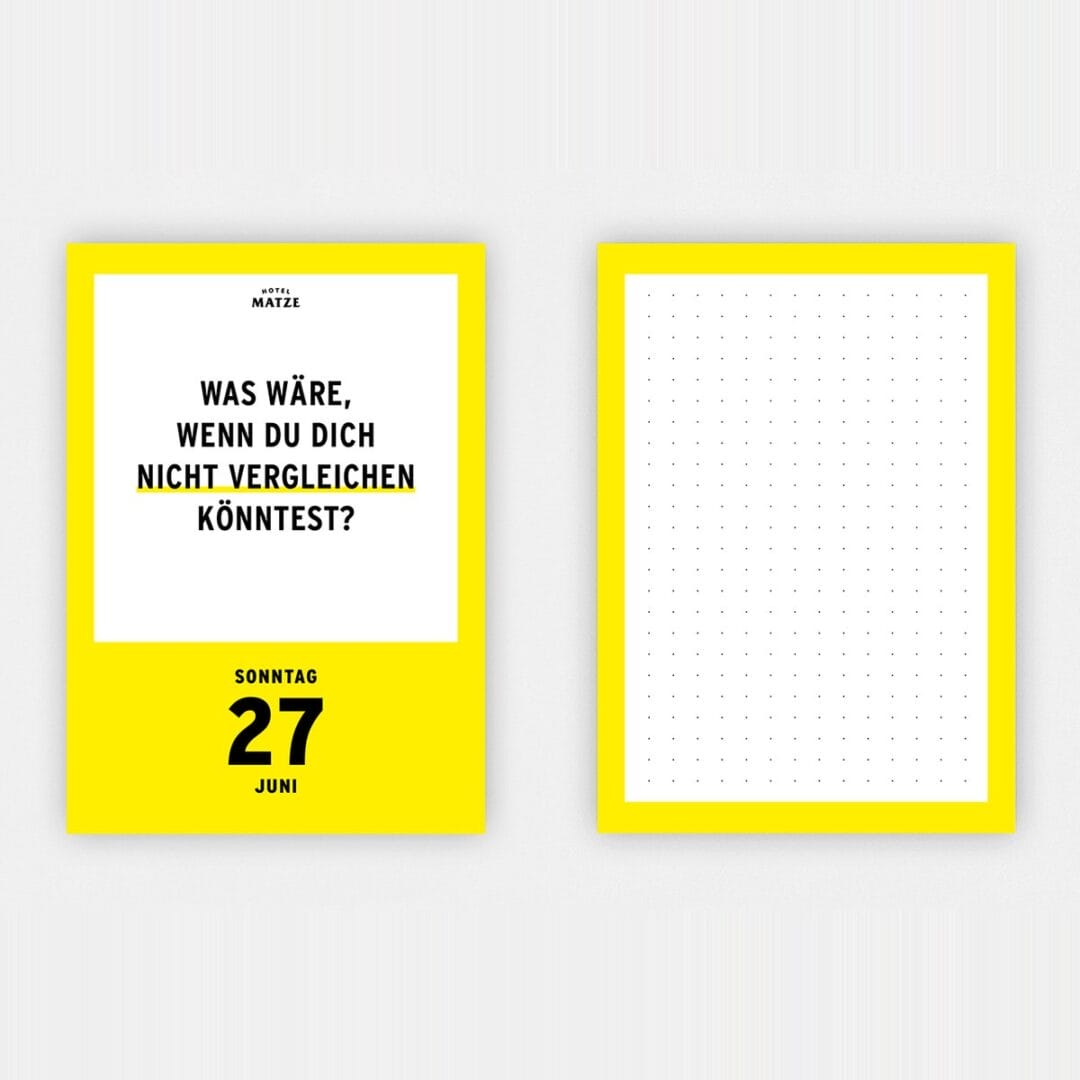 Was ich mich frage 2027: der Fragenkalender von Hotel Matze mit 365 Fragen – eine pro Tag, mit Platz für Notizen und gelber Sammelbox zum Aufbewahren.