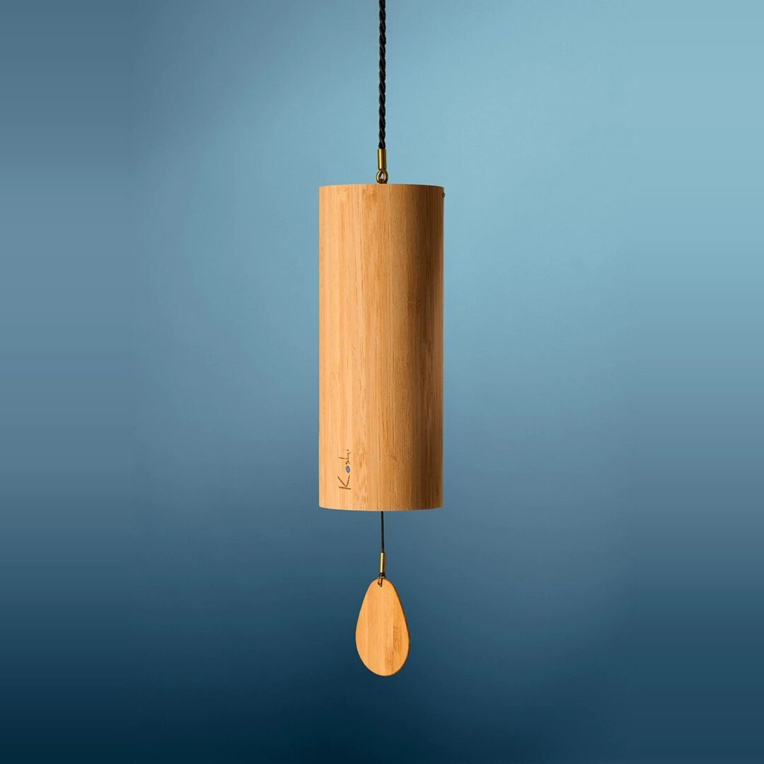 Handgestimmtes Windspiel aus Bambus in vier Stimmungen: Terra, Aqua, Aria und Ignis. Warmer, langer Klang für Meditation, Yoga und ruhige Momente.