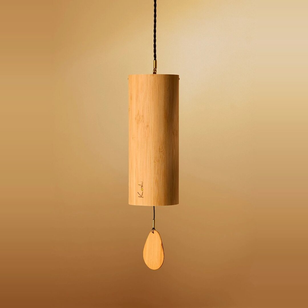Handgestimmtes Windspiel aus Bambus in vier Stimmungen: Terra, Aqua, Aria und Ignis. Warmer, langer Klang für Meditation, Yoga und ruhige Momente.