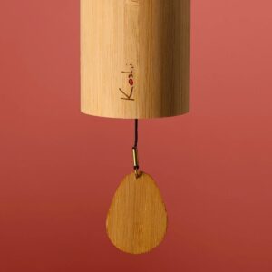 Handgestimmtes Windspiel aus Bambus in vier Stimmungen: Terra, Aqua, Aria und Ignis. Warmer, langer Klang für Meditation, Yoga und ruhige Momente.