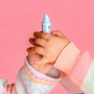 Lipgloss-Set für Kids: drei vegane Glosse in Erdbeere, Zuckerwatte und Traube, handgemacht in Australien. Leichter Glanz, klebt nicht, ohne Nussöl.