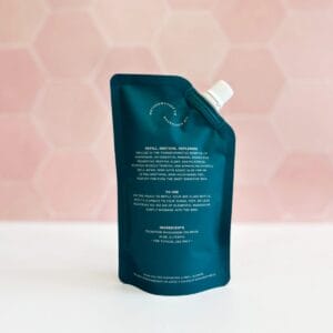 Magnesiumöl mit Aloe Vera von Mother Mother: als Roll-on mit Rosenquarz-Kugel oder im Nachfüllbeutel. Sanft zur Haut, ideal für deine Abendroutine.