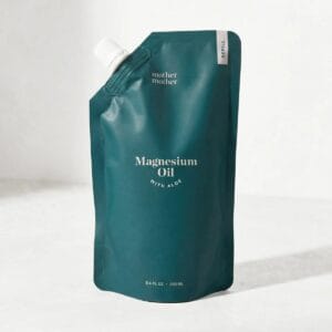 Magnesiumöl mit Aloe Vera von Mother Mother: als Roll-on mit Rosenquarz-Kugel oder im Nachfüllbeutel. Sanft zur Haut, ideal für deine Abendroutine.