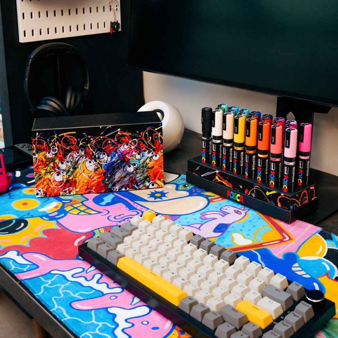 Alle 24 Farben der Posca Brush-Serie PC-5BR in einem Ständer mit Deckel, gestaltet vom Graffiti-Künstler Ceet Fouad. Für Schreibtisch und unterwegs.