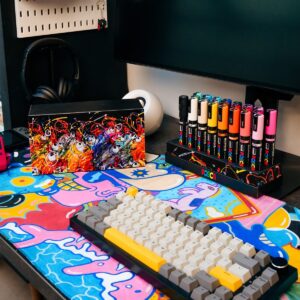 Alle 24 Farben der Posca Brush-Serie PC-5BR in einem Ständer mit Deckel, gestaltet vom Graffiti-Künstler Ceet Fouad. Für Schreibtisch und unterwegs.