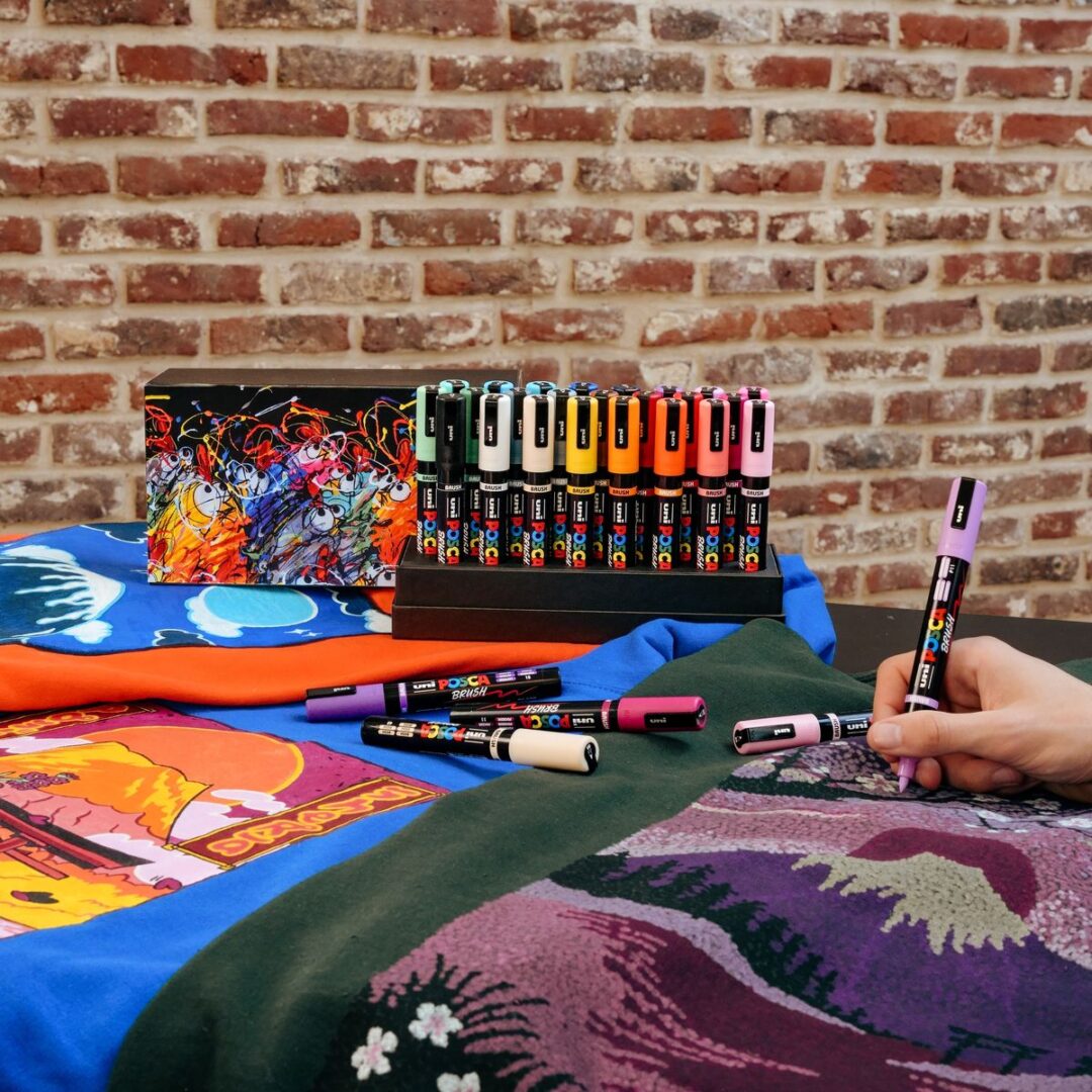 Alle 24 Farben der Posca Brush-Serie PC-5BR in einem Ständer mit Deckel, gestaltet vom Graffiti-Künstler Ceet Fouad. Für Schreibtisch und unterwegs.