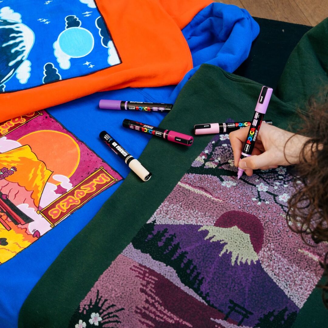 Alle 24 Farben der Posca Brush-Serie PC-5BR in einem Ständer mit Deckel, gestaltet vom Graffiti-Künstler Ceet Fouad. Für Schreibtisch und unterwegs.