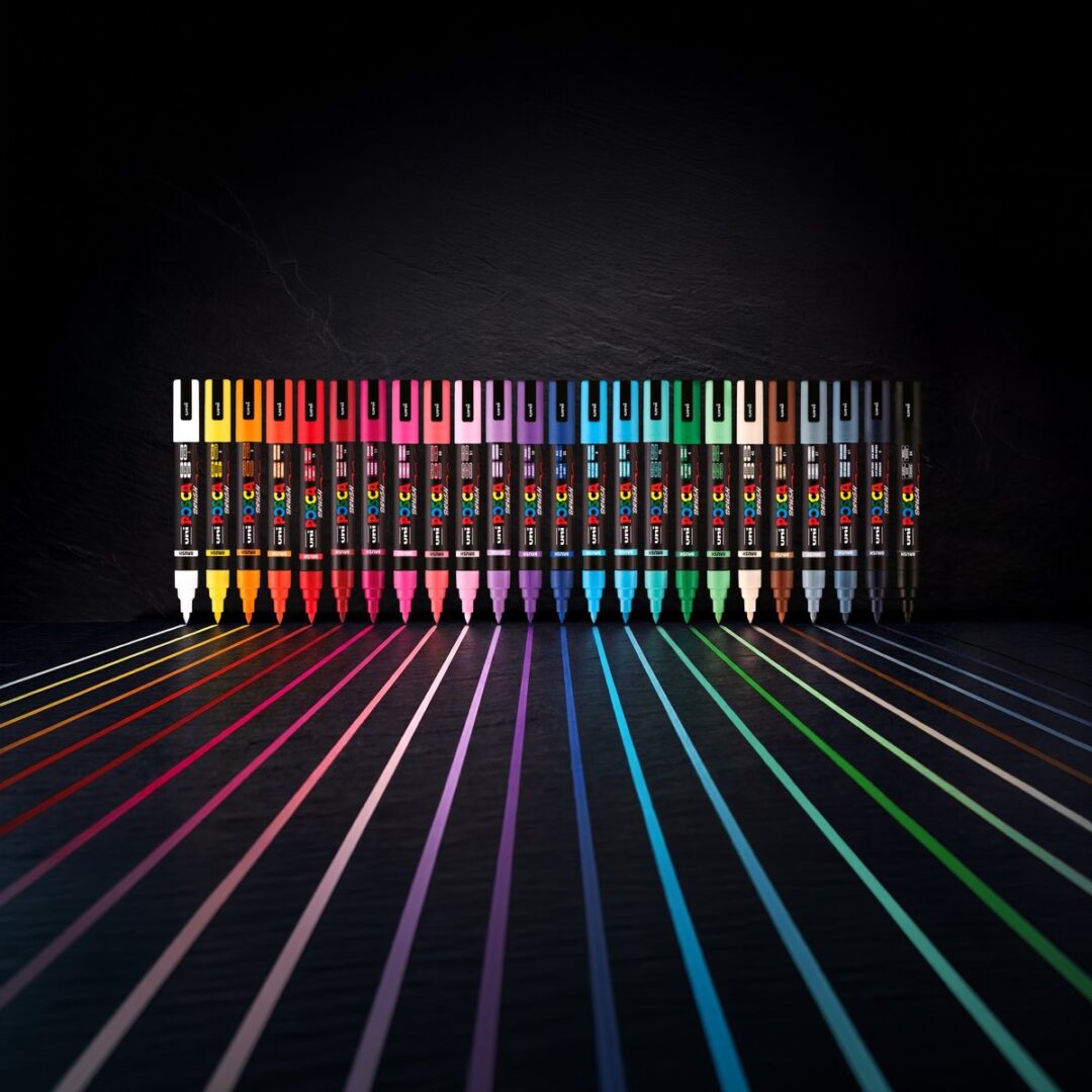 Alle 24 Farben der Posca Brush-Serie PC-5BR in einem Ständer mit Deckel, gestaltet vom Graffiti-Künstler Ceet Fouad. Für Schreibtisch und unterwegs.
